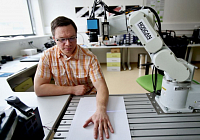 New robot scans hand. In 3D, safely and cheaply