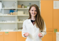 The future of implantation lies in bioceramics. Student Lucie Pejchalová also participates in the research